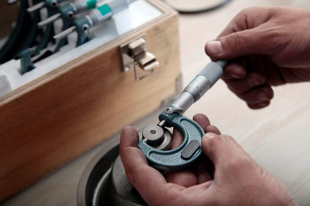 Precise measurement with micrometer on metal